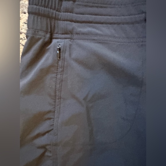 Athleta black cropped drawstring joggers size 2 with 4 zip pockets - Picture 2 of 5